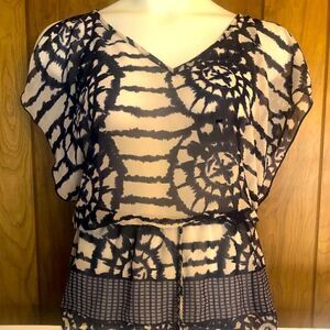 Urban Behavior womens large sheer blouse. Size Large. Blue and white